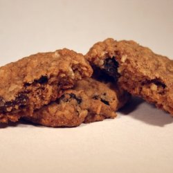 Chewy Spicy Oatmeal Raisin Cookies