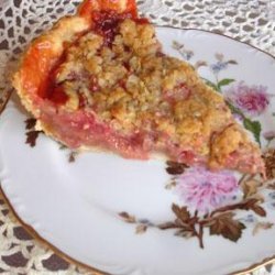 Rhubarb Strawberry Crumb Pie