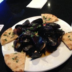 Mussels With Pesto and Tomatoes