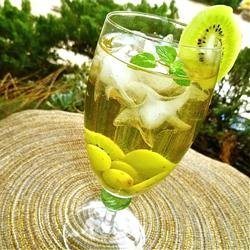 White Sangria with Kiwi