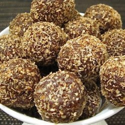 Raw Vegan Chocolate Fruit Balls