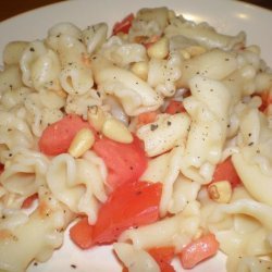 Pasta With Fresh Tomatoes and Pine Nuts