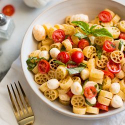 Tomato, Basil and Mozzarella Pasta Salad