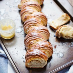 Cinnamon Roll Pull-Apart Bread