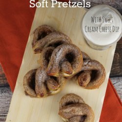 Mini Soft Pretzels and Cheese Dip