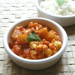 Gobi Aloo (Indian Style Cauliflower with Potatoes)