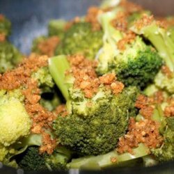 Steamed Broccoli With Garlic and Bread Crumbs
