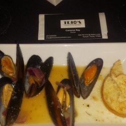Mussels in a Lemon, Garlic, and White Wine Sauce
