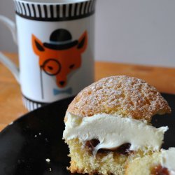 Rhubarb and Custard Buns