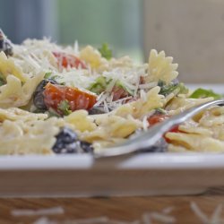 * Crowd Pleaser Pasta Salad *