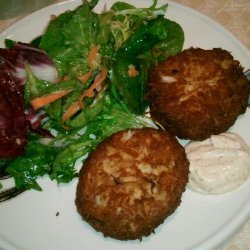 Crab Cakes With Aioli Dipping Sauce