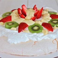 Pavlova (Meringue Dessert)