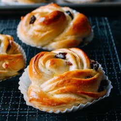 Cinnamon Raisin Buns