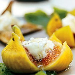 Fresh Figs with Goat Cheese and Peppered Honey