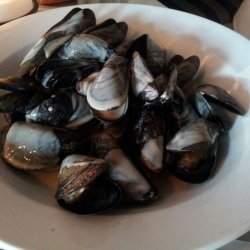 Steamed Mussels in Thai Curry Sauce
