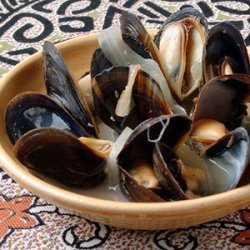Steamed Mussels with Lemon, Onion, and Wine (Mijillones al Limon)