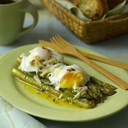 Asparagus With Poached Eggs and Parmesan