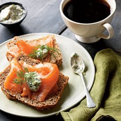 Smoked Salmon with Tangy Horseradish Sauce