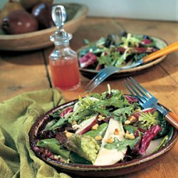 Field Salad with Pears and Blue Cheese