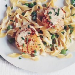 Seared Scallops with Creamy Noodles and Peas