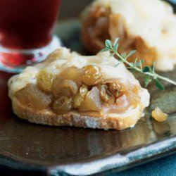 Baked Brie with Golden Raisin Compote